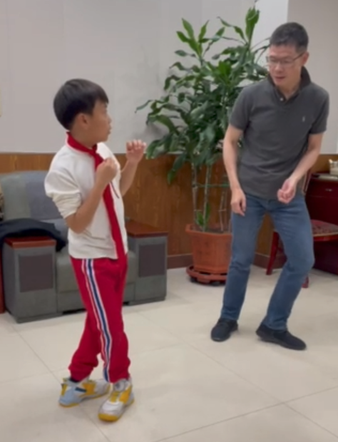 The Sanda Champion Draws a Chinese Chess Board
